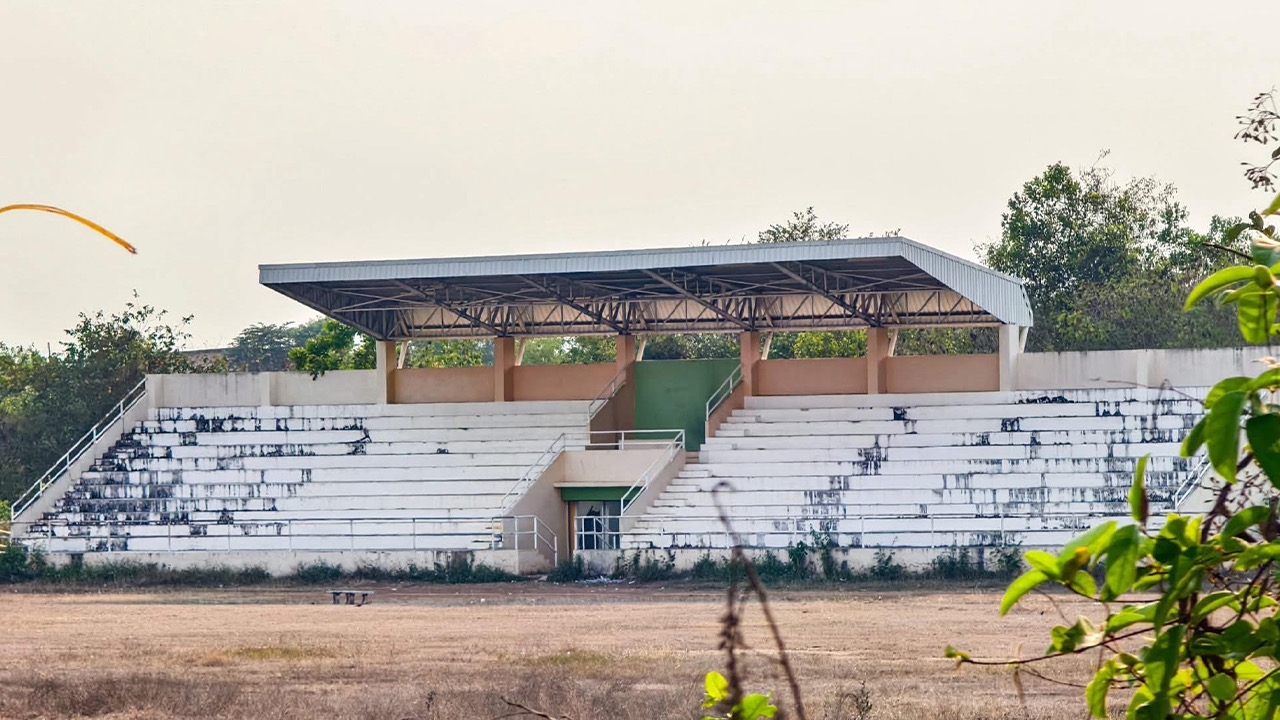 How is it possible? “Muang Phrae District Sports Stadium” Budgeted 21 Million Baht, Built for 10 Years, Left Abandoned