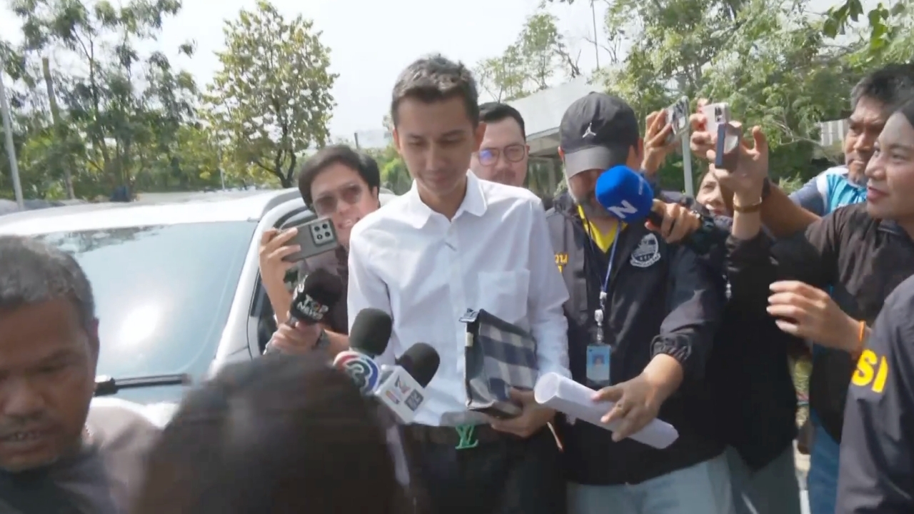 "ชนนพัฒฐ์" มาตามนัด พบดีเอสไอตามหมายเรียก พร้อมชี้แจงเจ้าหน้าที่