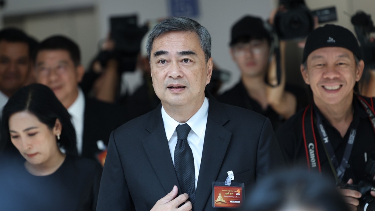 “อภิสิทธิ์” จี้รัฐดึงกำไรค่าการกลั่นเข้ากองทุนน้ำมัน ลั่นต้องทบทวนโครงสร้างราคาพลังงาน