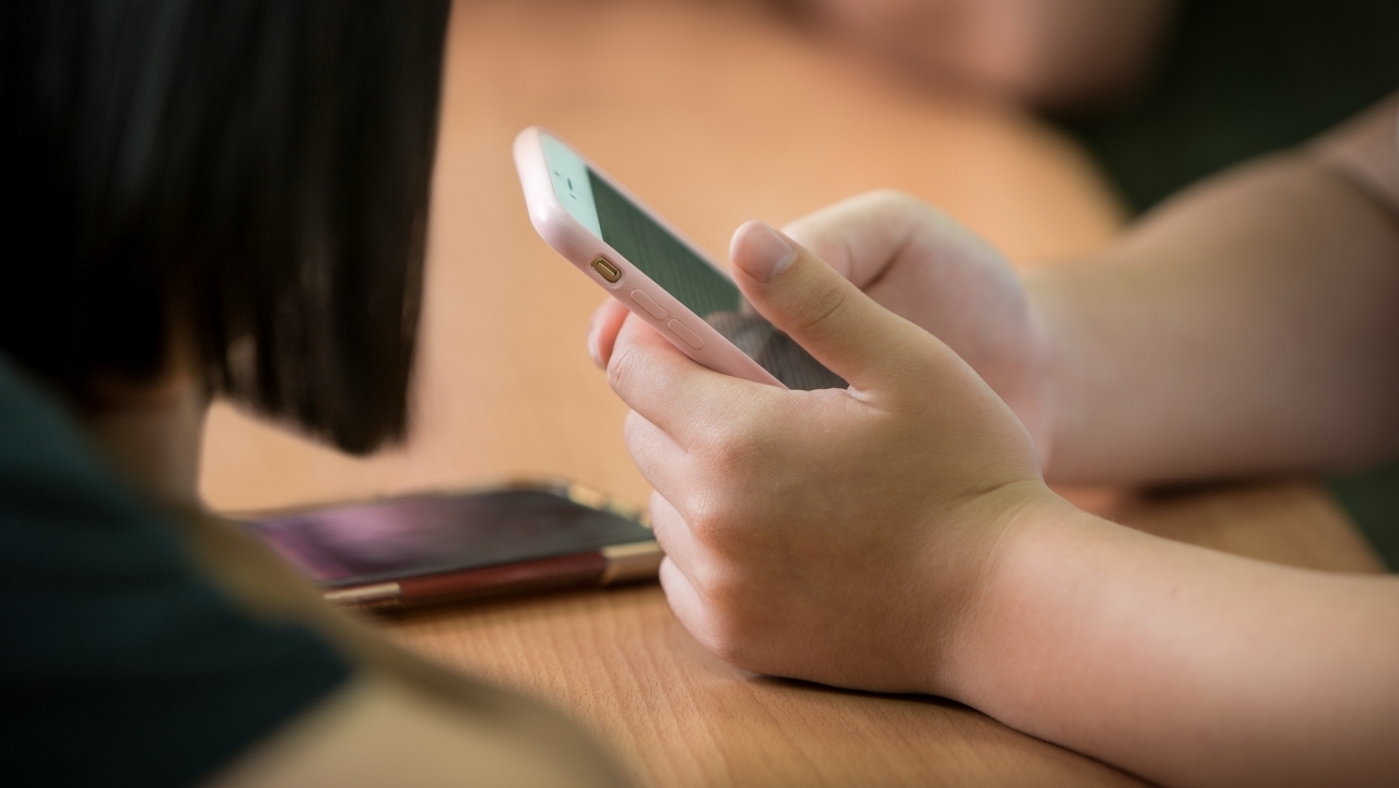 เริ่มเปิดเทอม 2569 สั่งเก็บมือถือนักเรียน รร.สังกัด กทม. ห้ามใช้ในเวลาเรียน