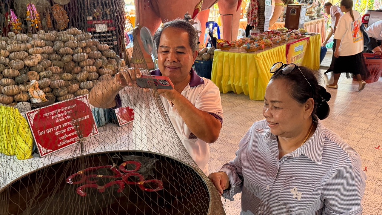 มาแล้ว "เลขเด็ดงวดนี้" จากอ่างน้ำมนต์ "องค์ปู่ฤาษีพรหมเมศ" คอหวยแห่ส่องลุ้นโชค