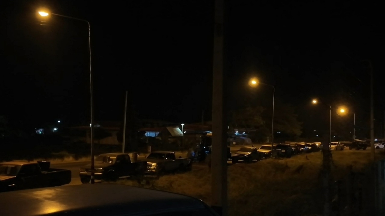 ชาวบ้าน จ.นครสวรรค์ จอดรถข้ามคืน รอเติม "น้ำมันดีเซล" หวั่นไม่มีใช้ทางการเกษตร