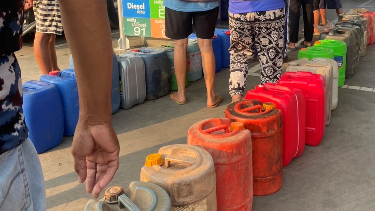เกษตรกรไม่วางใจ แห่ต่อคิวซื้อ "น้ำมันดีเซล" หวั่นไม่มีใส่เครื่องสูบน้ำ ลงนาข้าว