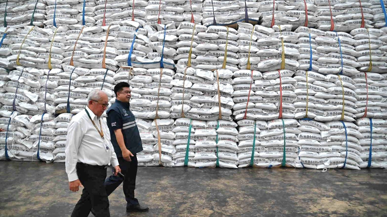 กรมการค้าภายใน ลุยตรวจคลังอยุธยา ยันสต็อกปุ๋ยยังแน่น เข้มดูแลราคา ห้ามกักตุน