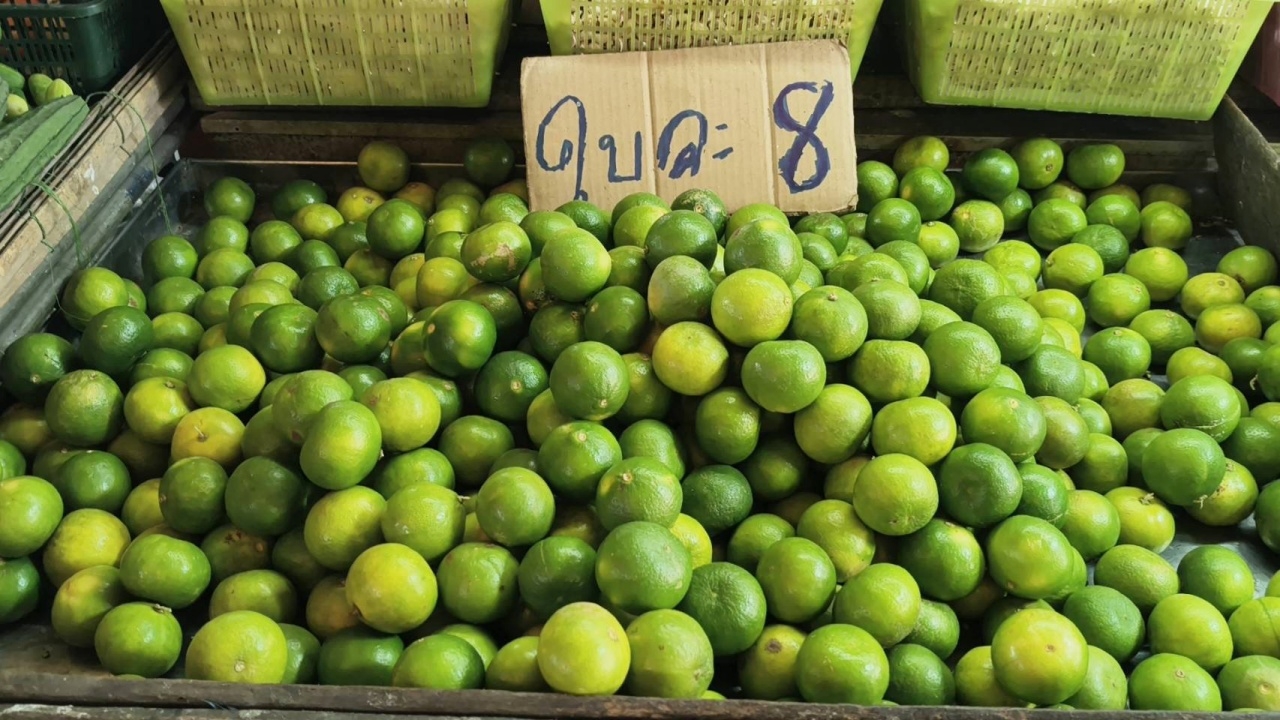 "มะนาวแพง" พุ่งลูกละ 8 บาท พ่อค้าแม่ค้าผวา "น้ำมันขึ้น" ดันราคาสินค้าขยับทั้งตลาด