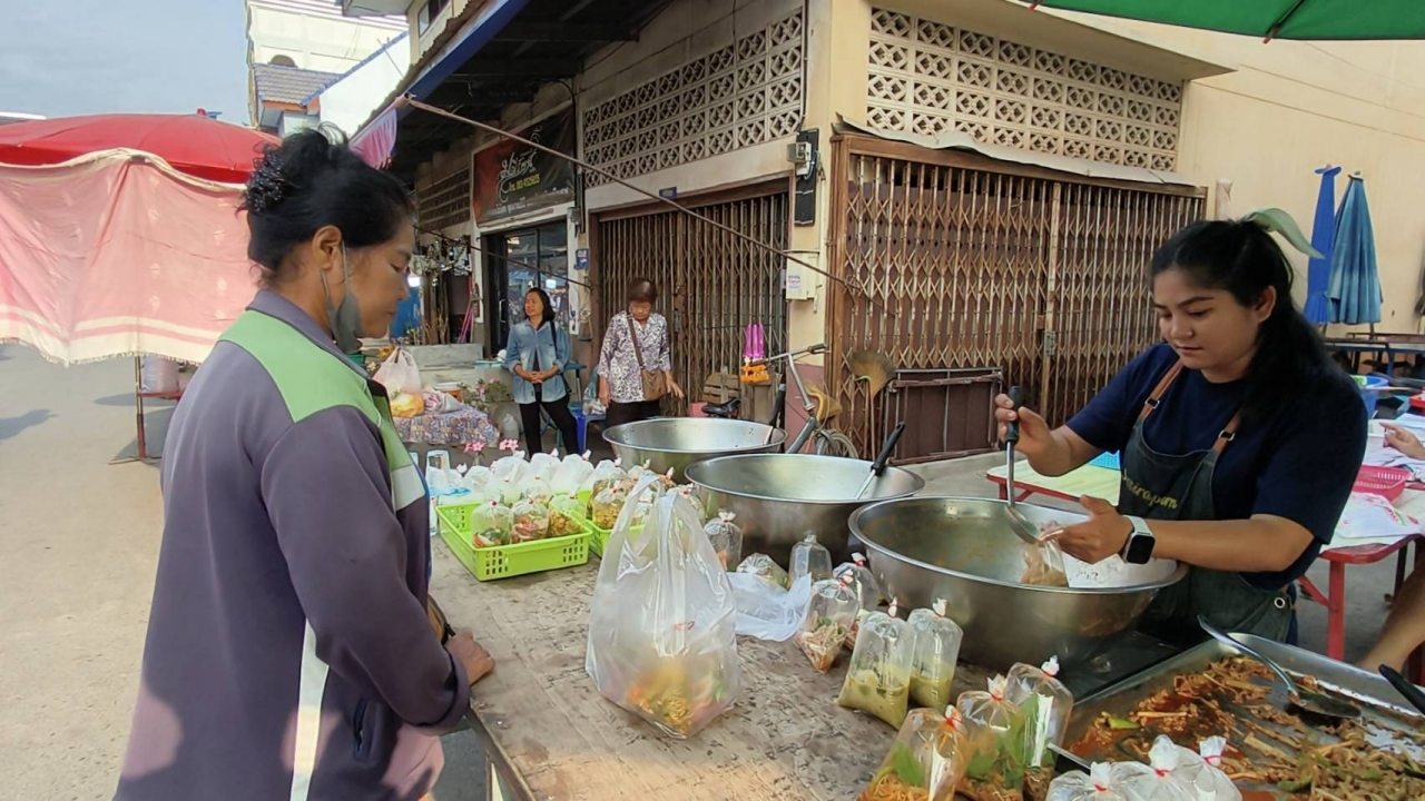กลัวลูกค้าหนี ร้านข้าวแกงไม่กล้าปรับราคา หลังต้นทุนขยับ ทั้งวัตถุดิบ-ถุงแกง 