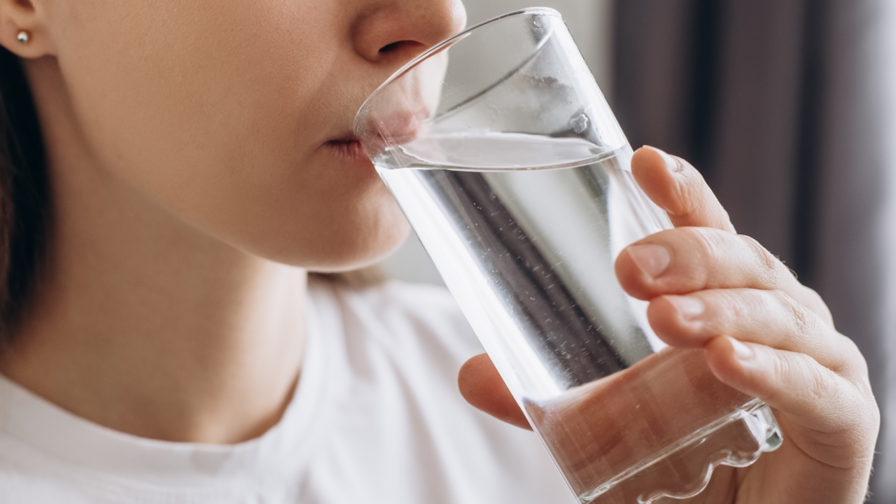 แจกสูตรคำนวณ "ควรดื่มน้ำวันละกี่แก้ว" เช็กปริมาณให้เหมาะสมกับร่างกาย