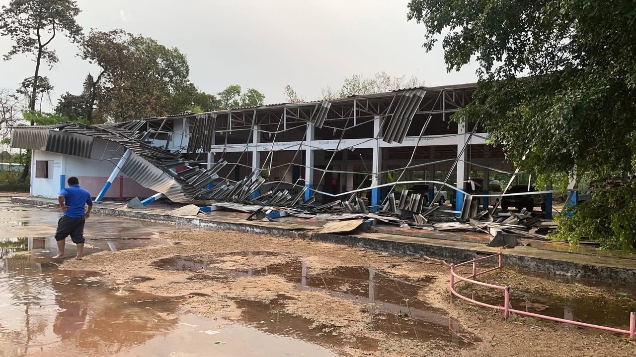 "พายุฤดูร้อน" ถล่มที่ร้อยเอ็ด ฝนตกหนัก-ลมแรง ทำบ้านประชาชน-โรงเรียนพังเสียหาย