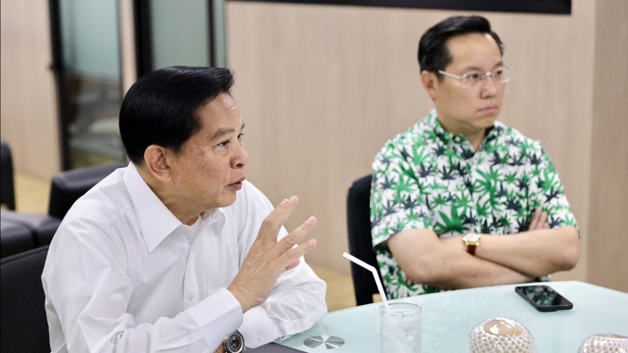 “พีระพันธุ์” กางแผนอุ้มชาวสวนมะพร้าว จี้รวมตัวตั้งสมาคมสู้ทุนจีนรุกตลาด