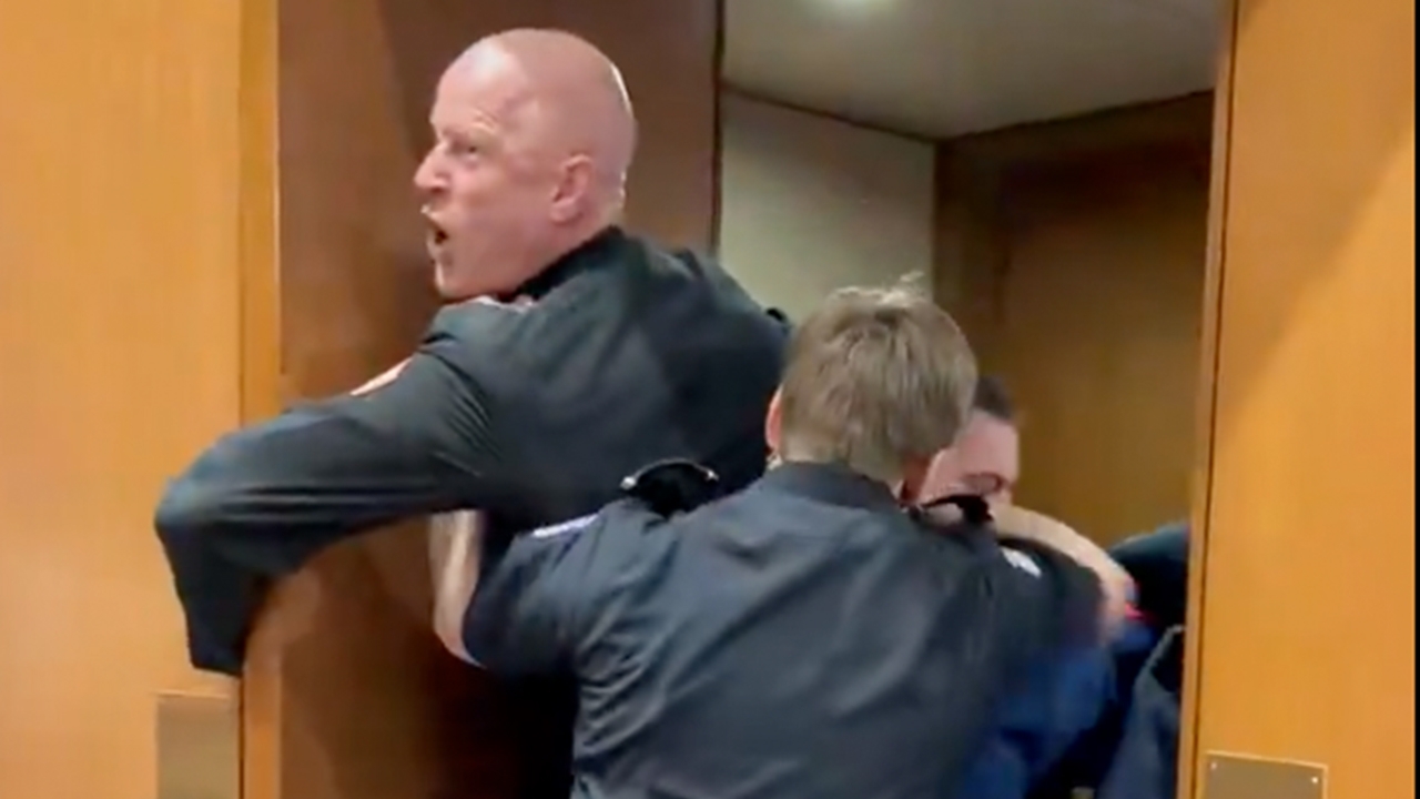 ประท้วงเดือดในรัฐสภาสหรัฐฯ ชายตะโกนค้านสงครามอิหร่าน ถูกตำรวจลากออกจากห้องประชุม (คลิป)