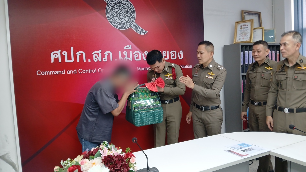 แจ้งข้อหาแล้ว หนุ่มใหญ่โวยตำรวจตั้งด่านที่ระยอง ยอมรับผิด หอบกระเช้าขอโทษ จนท.