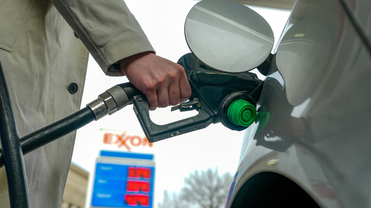 ราคาน้ำมันสหรัฐฯ ทะลุ 100 ดอลลาร์ต่อบาร์เรล ครั้งแรกตั้งแต่ปี 2565