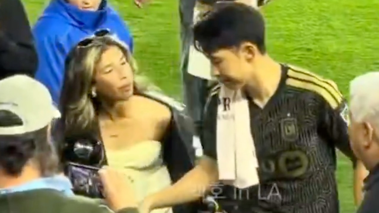 Son Heung-mins Reaction After a Woman Asks for His Autograph on Her Shoulder (Video)