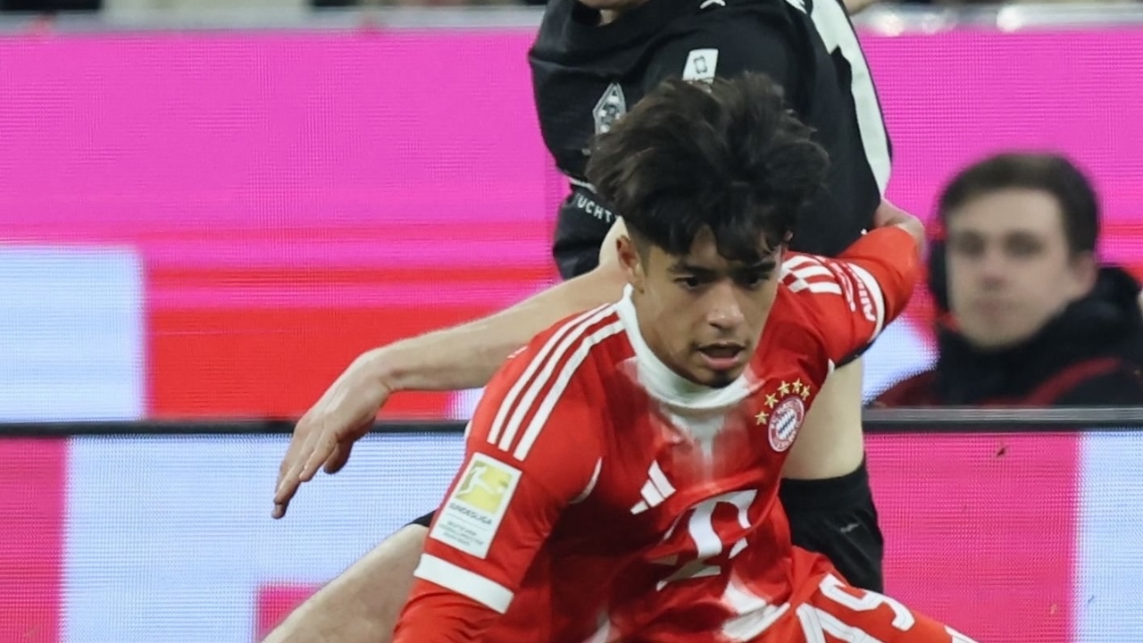 Bayern Munich Crushes Gladbach to Extend Bundesliga Lead Maicon Makes Debut