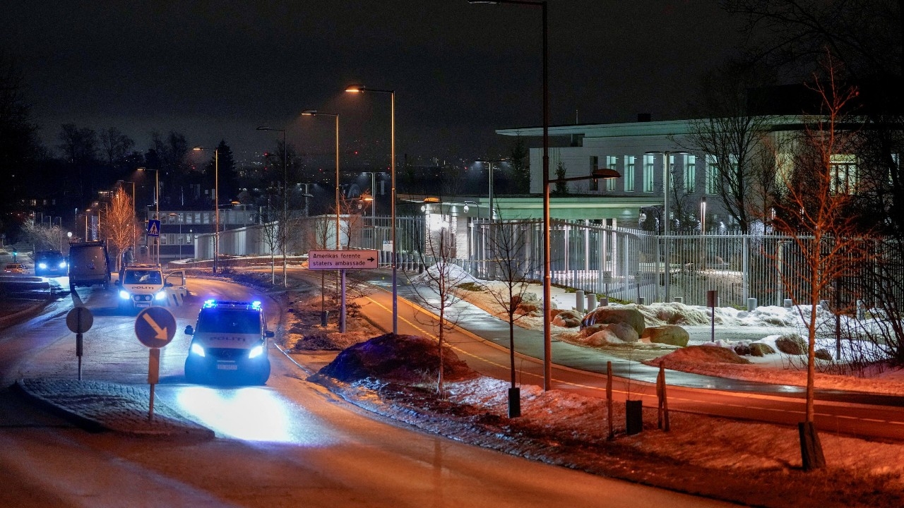 ระเบิดสนั่นหน้าสถานทูตสหรัฐฯ ในกรุงออสโล นอร์เวย์สั่งระดมกำลังล่าตัวผู้ก่อเหตุ โชคดีไร้เจ็บ