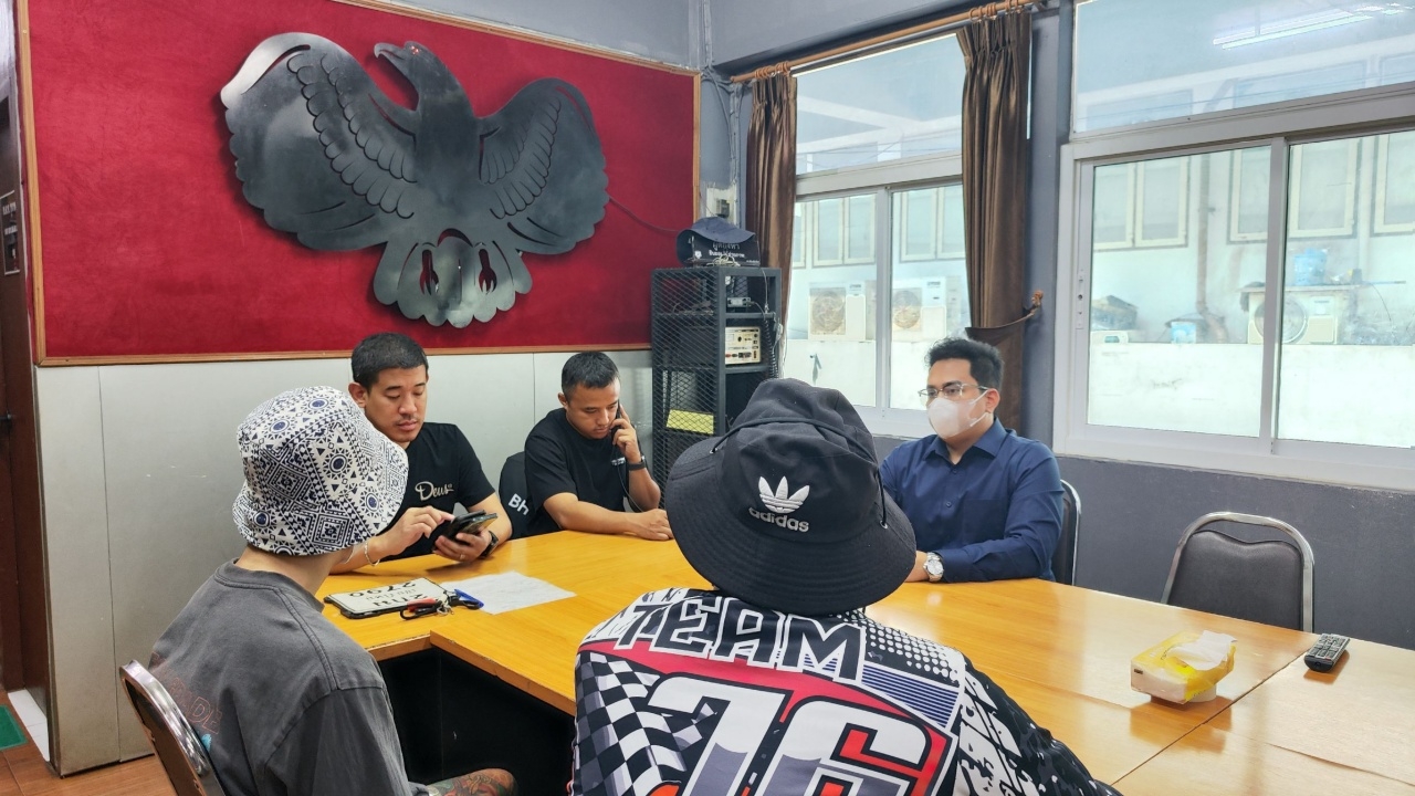 สองหนุ่มรุมกระทืบ "ไรเดอร์" สลบกลางถนน เข้ามอบตัวแล้ว ตรวจปัสสาวะพบมีสารเสพติด