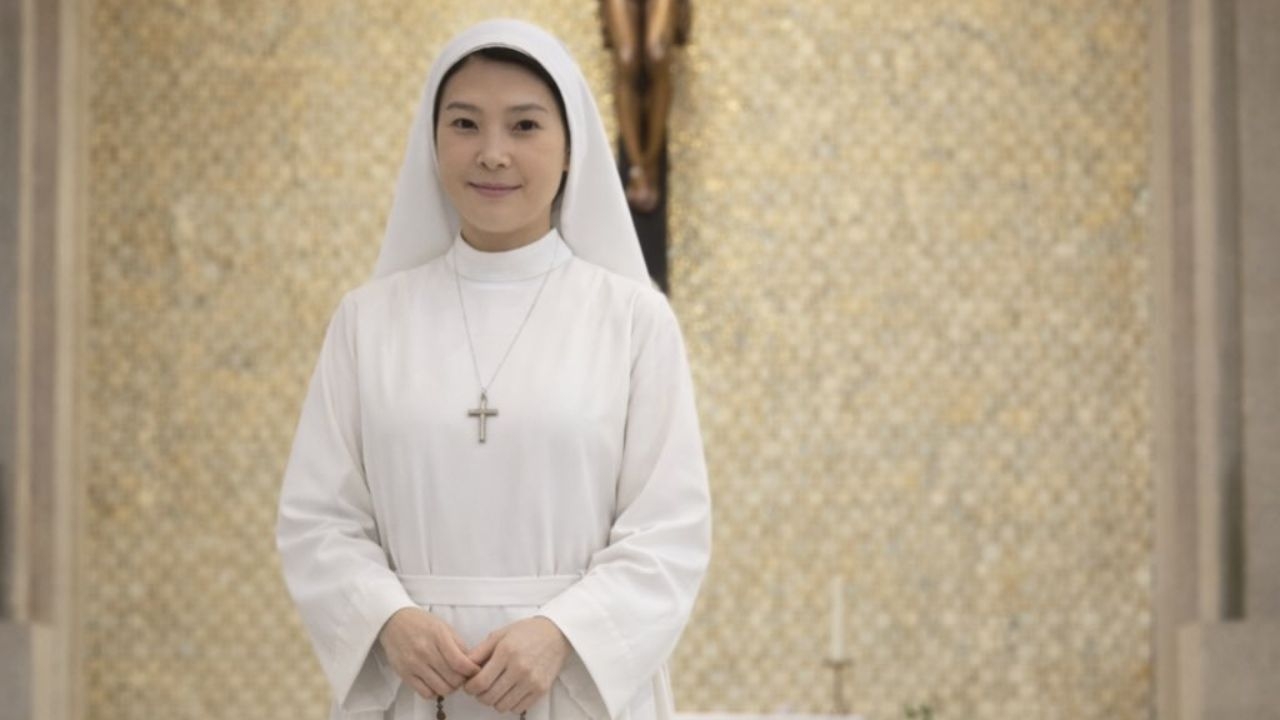 นิ้ง กุลสตรี โพสต์ภาพสวยสง่างามในชุดซิสเตอร์ ยืนต่อหน้าพระพักตร์พระเยซู