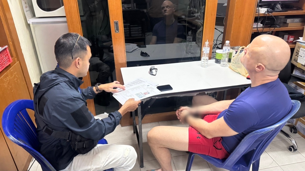 สืบตม.3 รวบพ่อค้ายาชาวออสซี่ หนีคดีซุกไทย ก่อนควบคุมตัวส่งทางการออสเตรเลีย