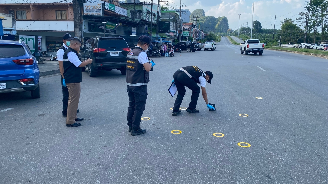 หนุ่มหึงเมียขึ้นเก๋งอื่น ชักปืนรัวยิง 9 นัด ปลอกกระสุนเกลื่อนถนน