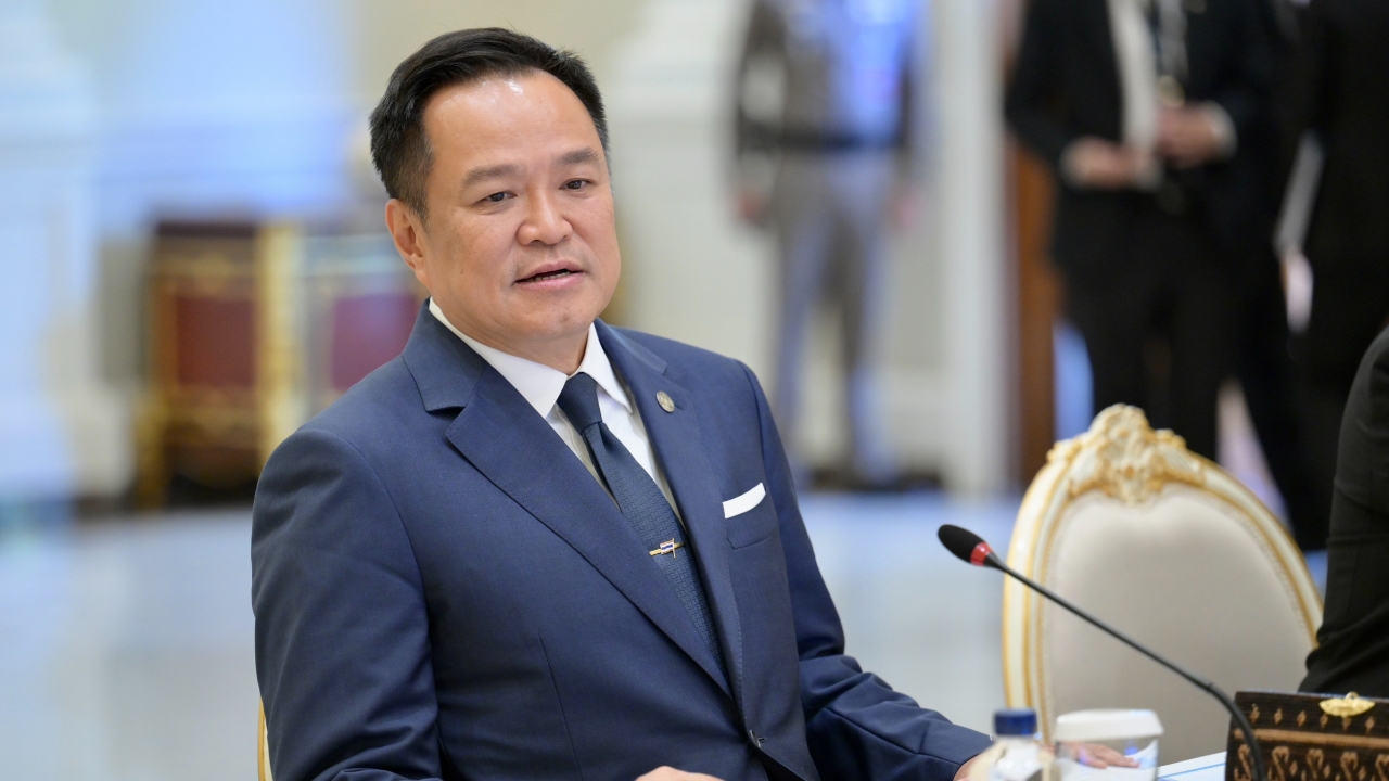 นายกฯ ลาป่วย มอบ “พิพัฒน์” นำประชุม ครม. ถกมาตรการประหยัดพลังงาน ขณะ รมต. งดใส่สูทเข้าประชุม 