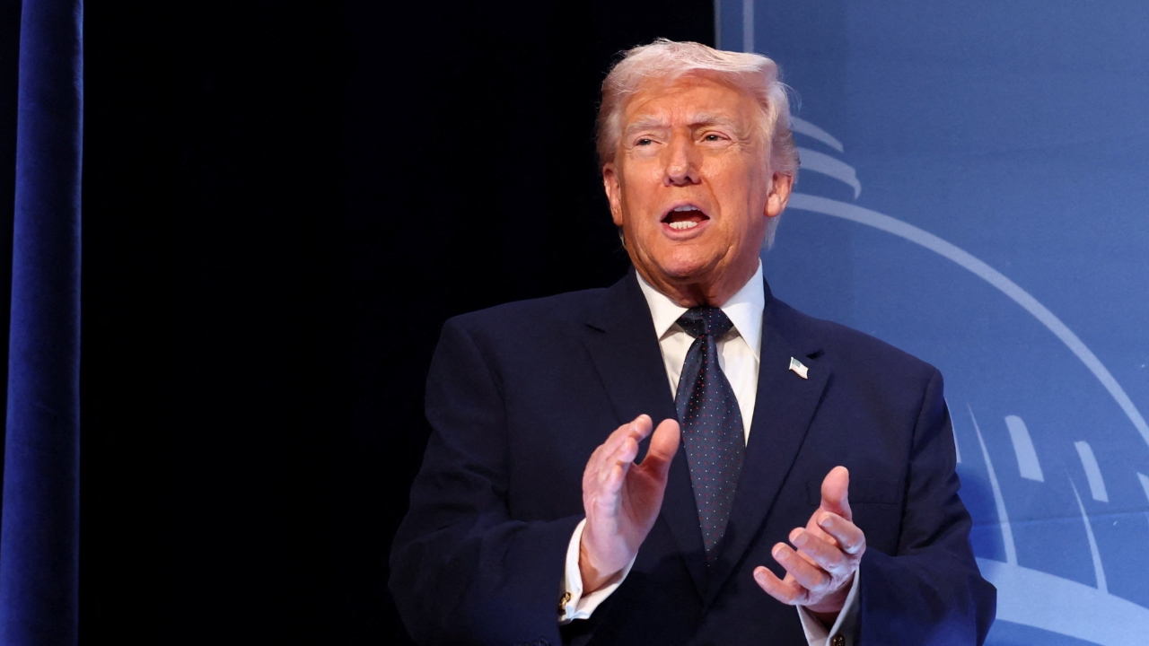 ทรัมป์ลั่น ไม่หวั่นราคาน้ำมันพุ่ง แต่เล็งผ่อนคว่ำบาตรน้ำมัน