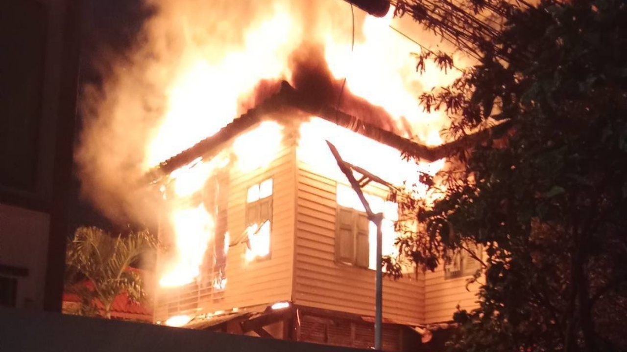 ไฟไหม้ค่ายมวย "ศิษย์ชาญสิงห์" นักมวยดัง "ก้องสยาม อ.วุฒิพงษ์" ไฟลวกหลังบาดเจ็บ