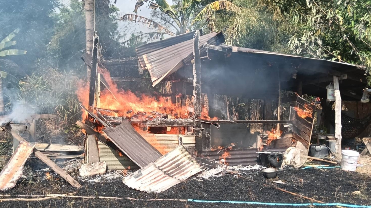 หนุ่มวัย 43 เมาแล้วหลอน เผาบ้านประชดพี่สาว หลังขอเงินซื้อเหล้า 3 หมื่นแล้วไม่ได้