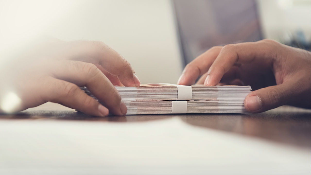 คุมเข้มเงินเข้า–ออก