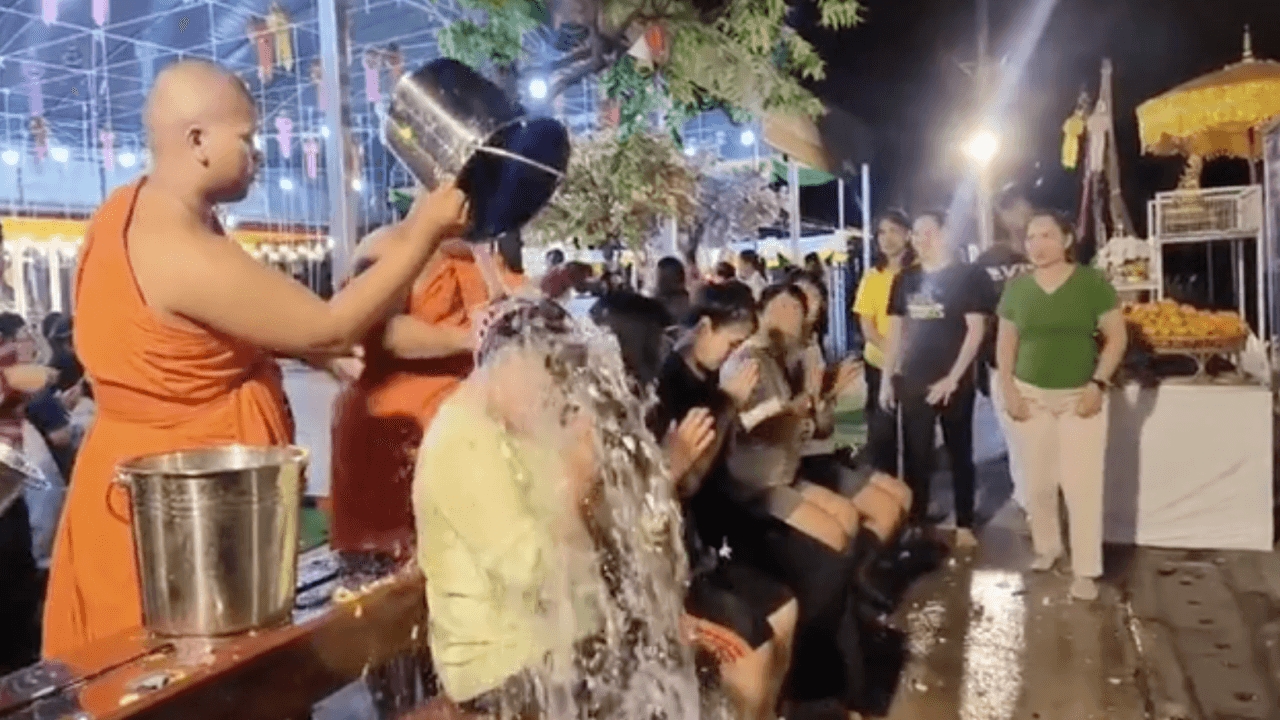 สายมูแห่ร่วมพิธี "จันทร์ซ้อนจันทร์" แถมได้ "เลขเด็ดงวดนี้" จากอ่างน้ำมนต์