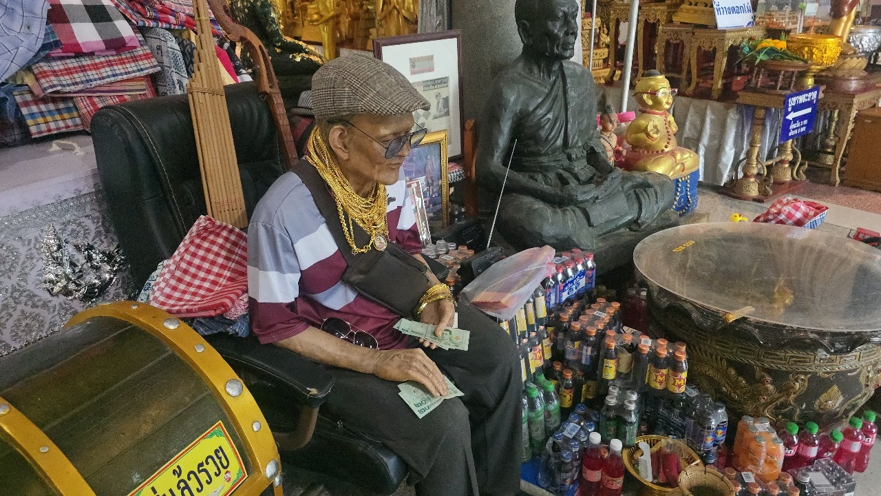 ตามรอยคนดวงดี สาวขอเลขเด็ด “ตาทองงิ้วราย” หวังนำไปลุ้นโชคงวด 1/2/69