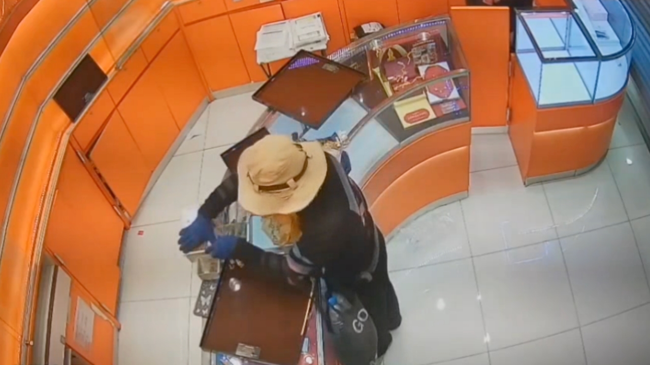 นาทีอุกอาจ คนร้ายถือปืน-ขู่เผาร้าน บุกชิงทองหนัก 149 บาท พร้อมเงินสด 1.7 แสนหลบหนี