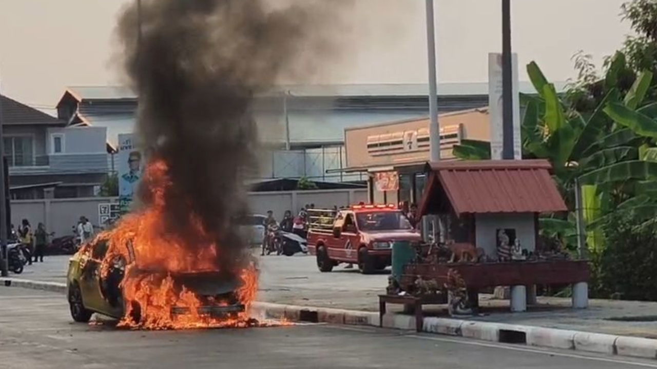 ระทึก ไฟไหม้รถแท็กซี่วอดทั้งคัน คนขับ-ผู้โดยสาร เปิดประตูหนีตายออกมาทัน