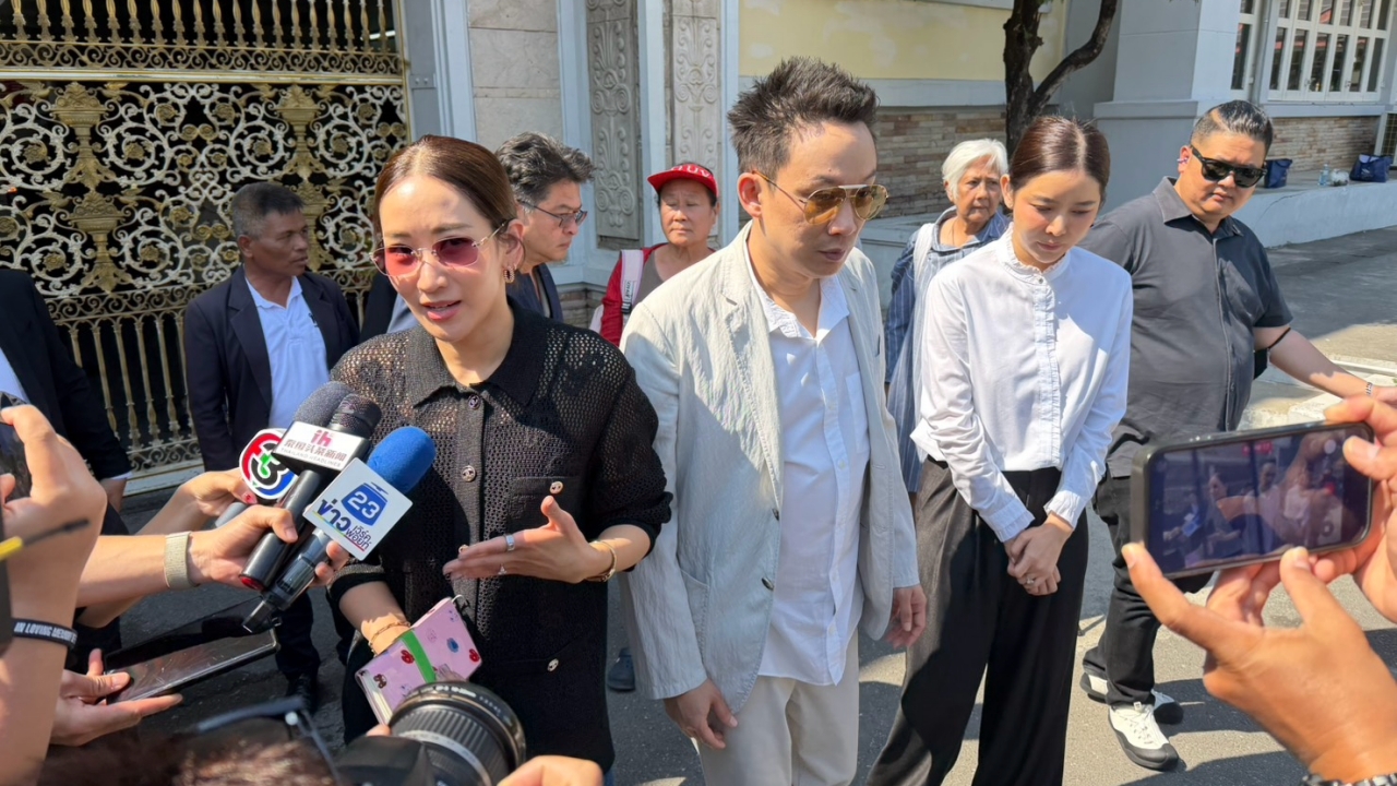 “โอ๊ค-เอม” เยี่ยมทักษิณ บอกอาการป่วยดีขึ้น ปัดตอบปมยื่นเอกสารพักโทษ