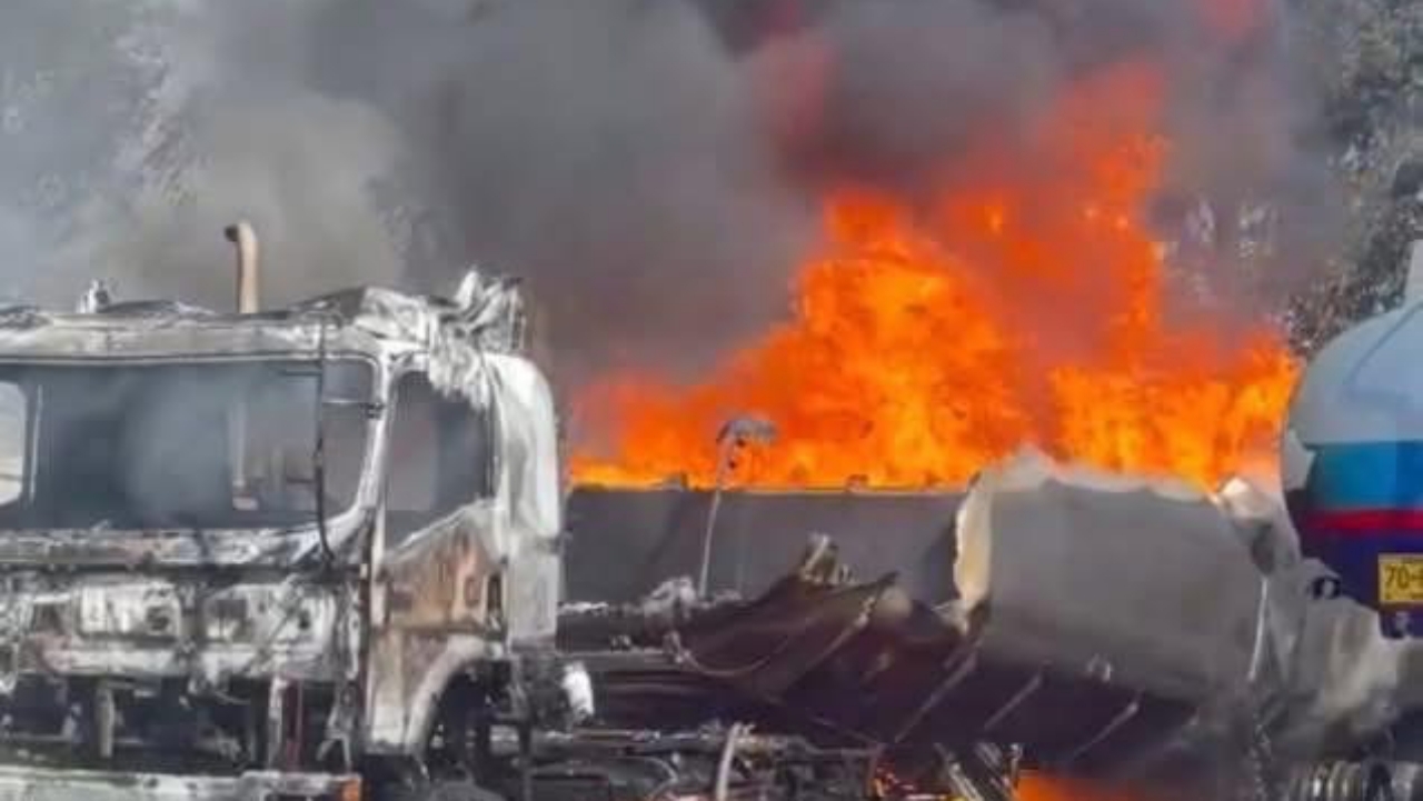 เกิดเหตุระทึก ไฟไหม้ "รถบรรทุกน้ำมัน" ในปั๊มน้ำมัน อ.กระนวน จ.ขอนแก่น