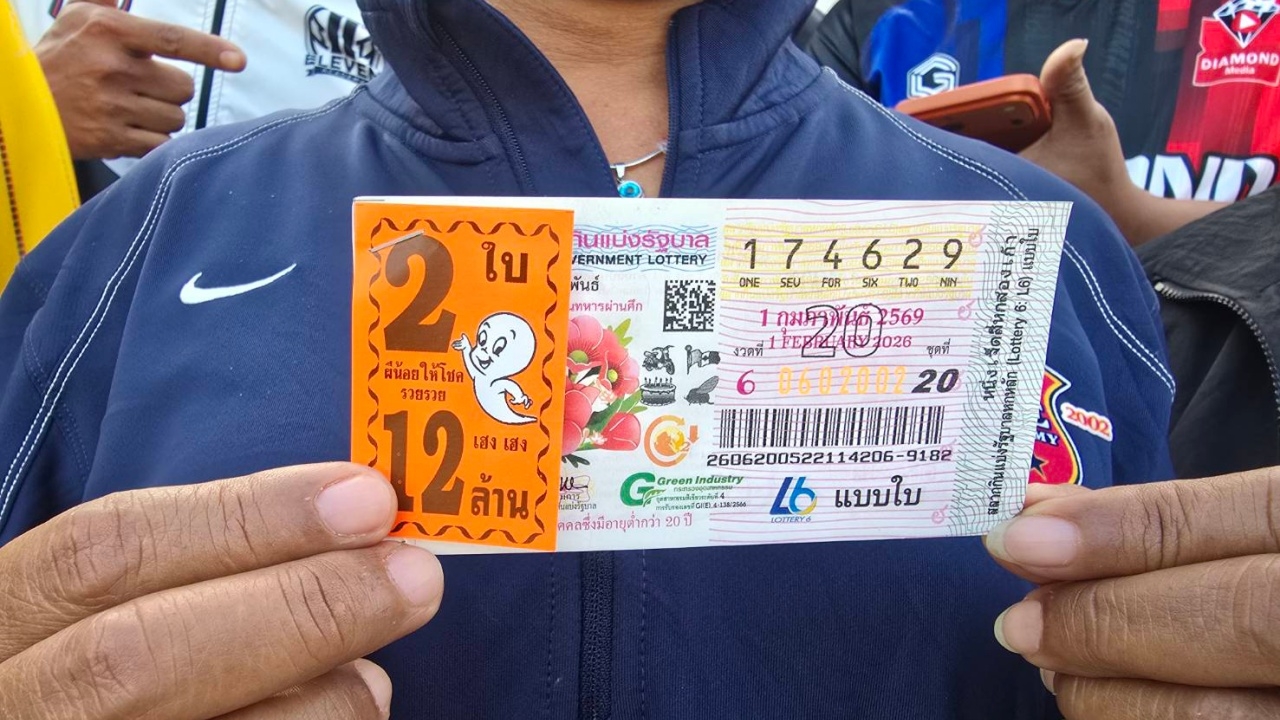 สองผัวเมียดวงเฮง ซื้อลอตเตอรี่เลขธูปหน้าศาลพระภูมิ สุดปังถูกหวยรางวัลที่ 1