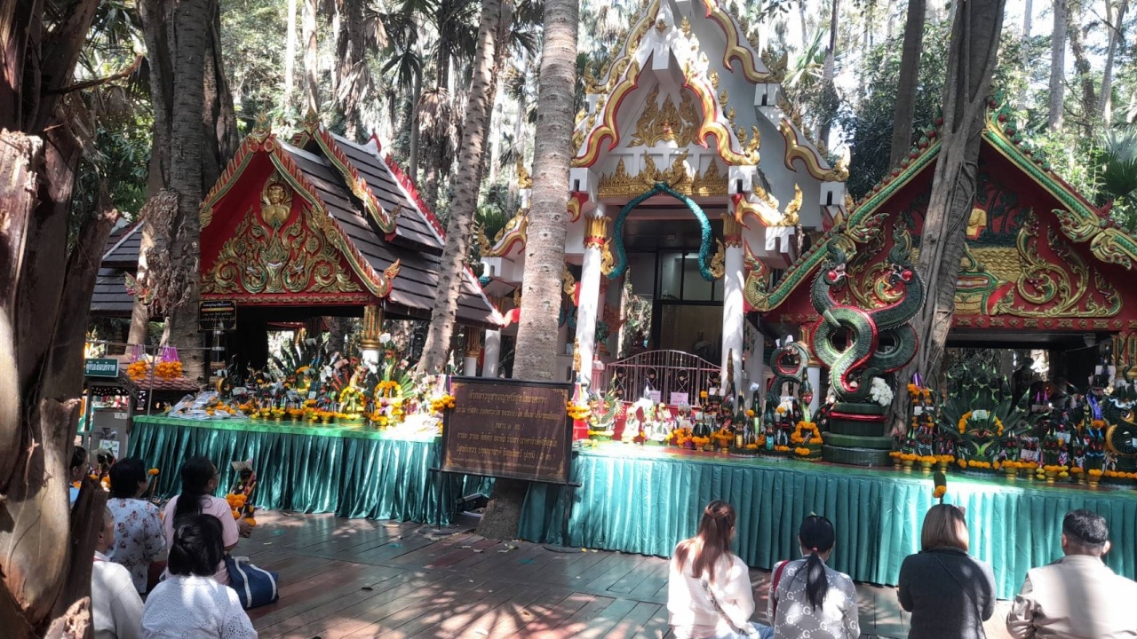 คอหวยไม่พลาด ส่องเลขเด็ด "เกาะคำชะโนด" หวังได้เฮลุ้นโชค งวด 1/2/69