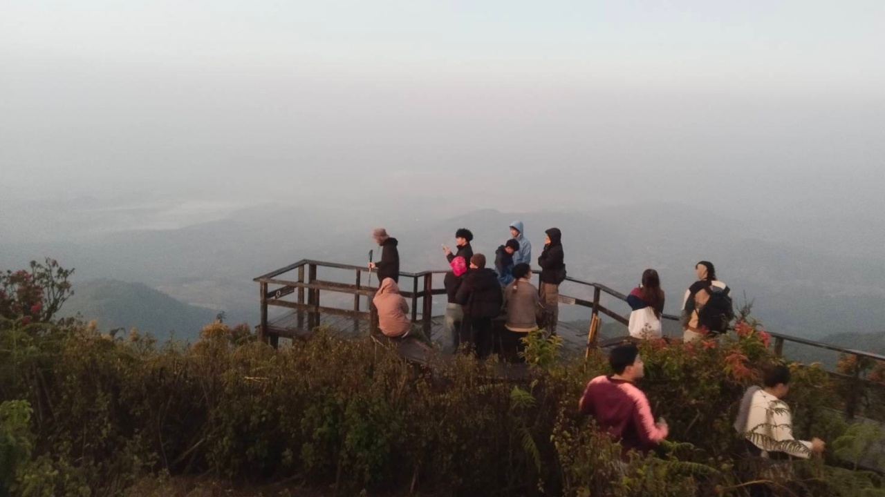 ยอดดอยอินทนนท์ อุณหภูมิลดเหลือ 4 องศาฯ นทท. ตื่นเต้นได้เห็น "เหมยขาบ-แม่คะนิ้ง"