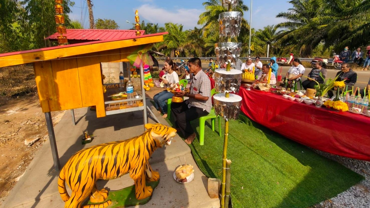 คอหวยฮือฮา "เลขเด็ด" หางประทัด พิธีอัญเชิญ "เจ้าพ่อทองดำ" ขึ้นเรือนหลังใหม่