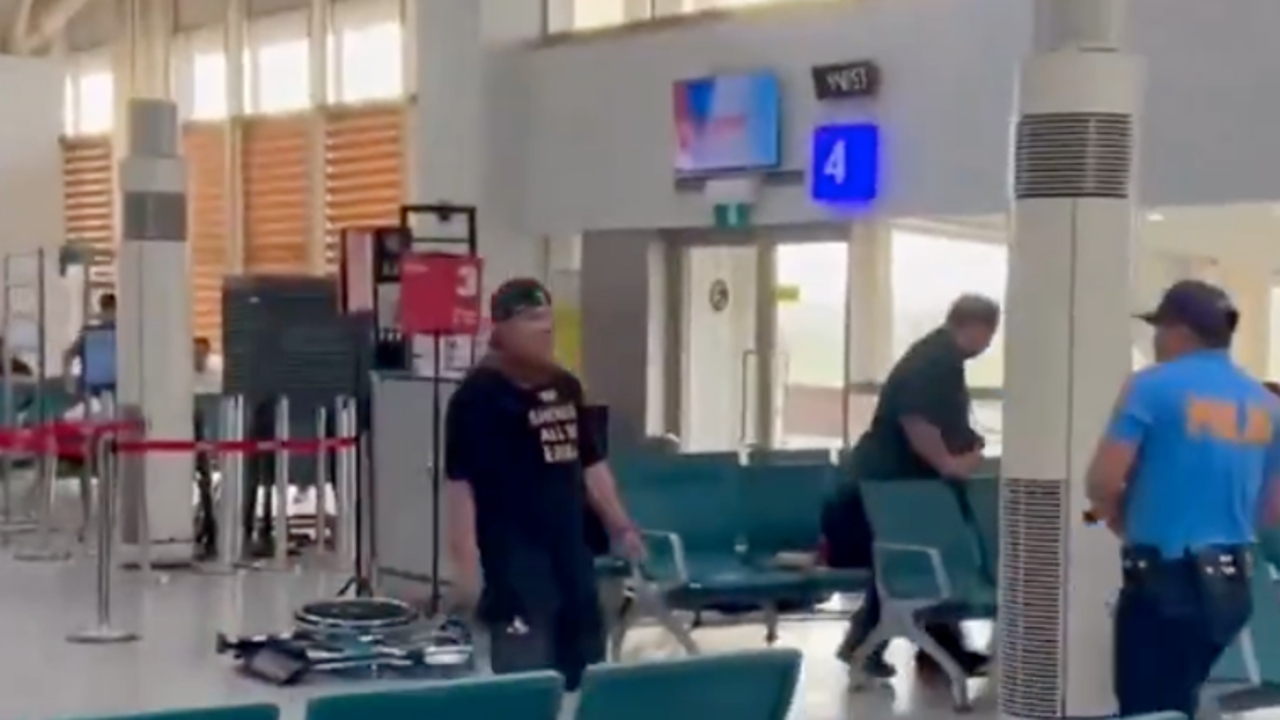 ระทึกสนามบินฟิลิปปินส์ หนุ่มชักมีดขู่ ถูกเจ้าหน้าที่ยิงสวนบาดเจ็บ (คลิป)