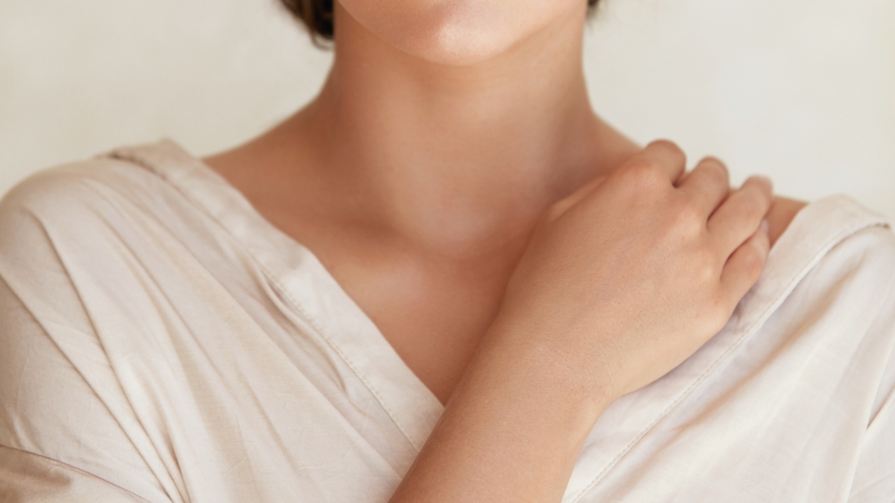 สาวเปิดใจ ถูกพระวัดดังที่นครปฐม อนาจาร-กระซิบข้างหู “หน้าอกสวย”