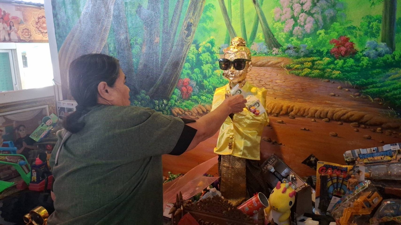 ชาวบ้านขอโชค "กุมารไอ้ไข่เหนือ" ไม่พลาดส่อง "เลขเด็ด" ขันน้ำมนต์ลุ้นโชค 1/2/69