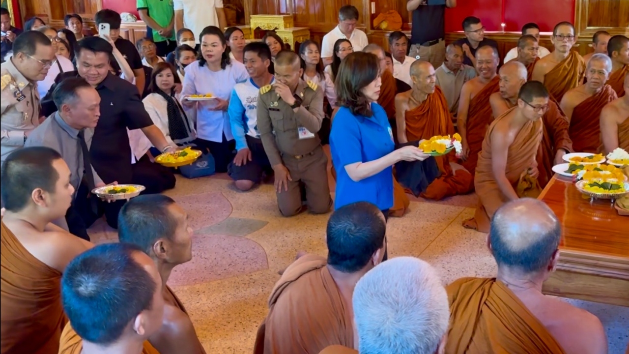 ประกอบพิธีกราบขอขมาสรีระสังขาร "หลวงปู่สุธัมม์" ด้านคอหวยไม่พลาดส่อง "เลขเด็ด"