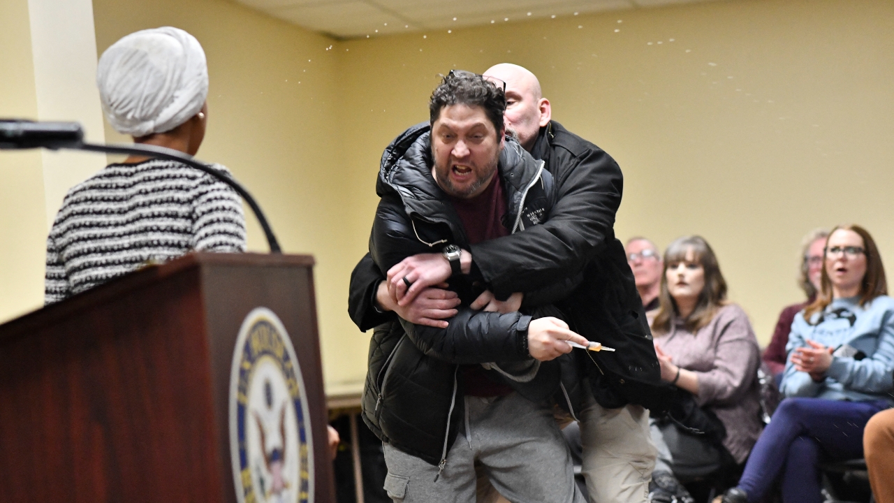 ชายบุกฉีด "ของเหลวปริศนา" ใส่ "อิลฮาน โอมาร์" สส. หญิงสหรัฐฯ กลางงานทาวน์ฮอลล์