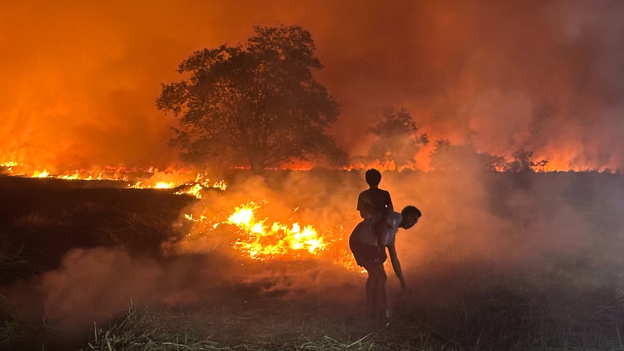 Governor of Nakhon Nayok Urges Pak Phli Police Chief to Investigate Arson Causing Fire to Spread Across Tens of Thousands of Rai