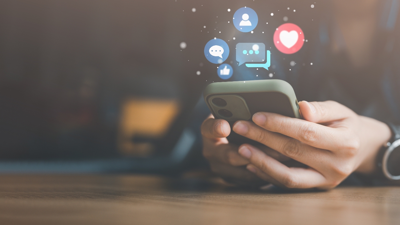 ฝรั่งเศสเอาจริง ผ่านกฎหมายแบนโซเชียลมีเดียเด็กต่ำกว่า 15 มาครงชี้ถึงเวลาปกป้องสมองเยาวชน