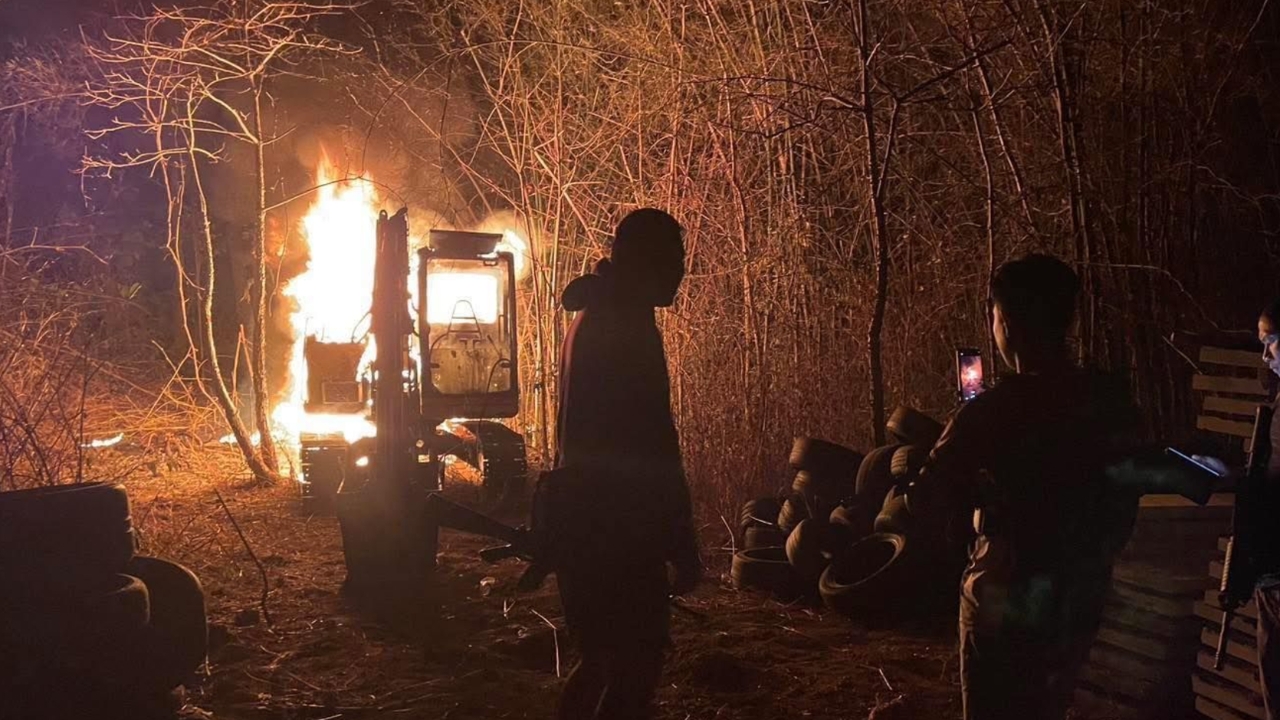 กองทัพภาค 2 แจงเหตุรถแบคโฮไฟไหม้ ขณะปรับปรุงพื้นที่ชายแดน คาดเครื่องจักรขัดข้อง