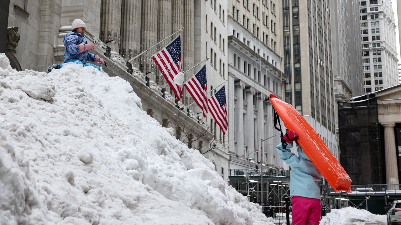 ดับแล้ว 20 ศพ พายุฤดูหนาวถล่มสหรัฐฯ ไฟยังดับกระทบคนนับแสน