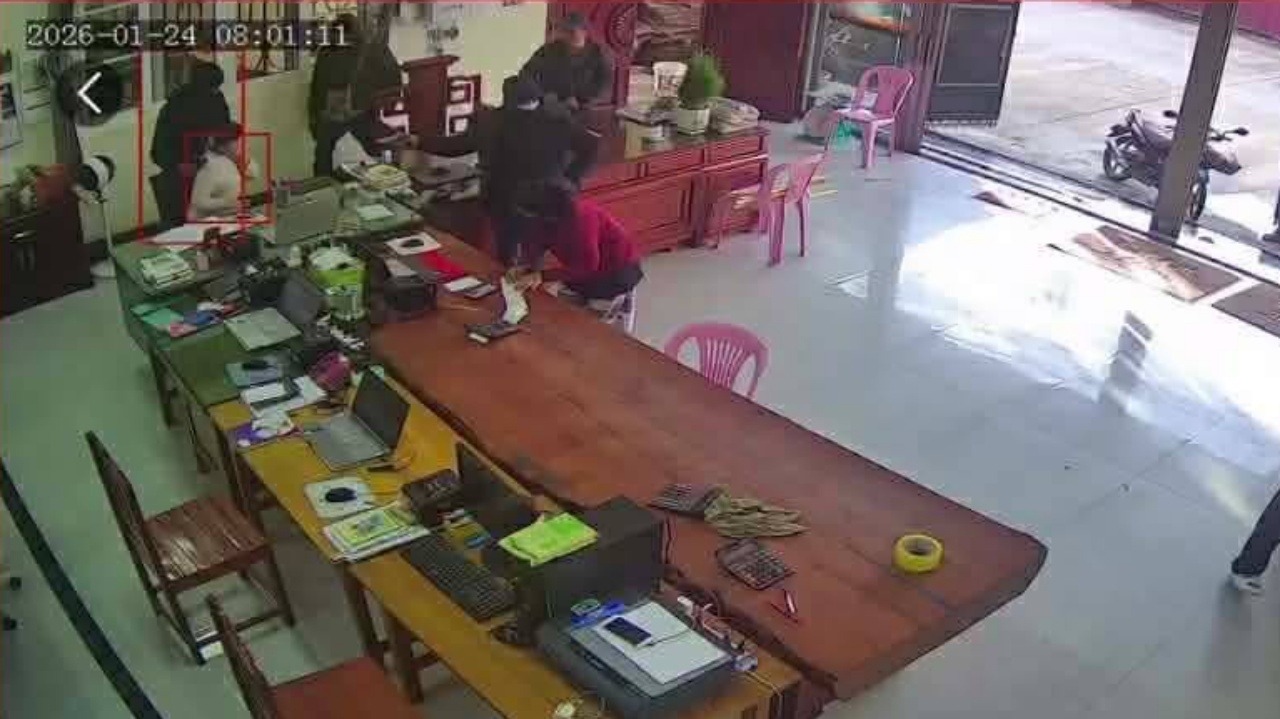 อุกอาจ แก๊งชุดดำควงปืน บุกอุ้มสาวร้านแลกเงิน กลางเมืองท่าขี้เหล็ก