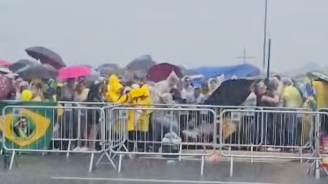 ระทึกบราซิล ฟ้าผ่ากลางกลุ่มผู้สนับสนุน "โบลโซนาโร" เจ็บระนาว 89 ราย สาหัส 8 (คลิป)