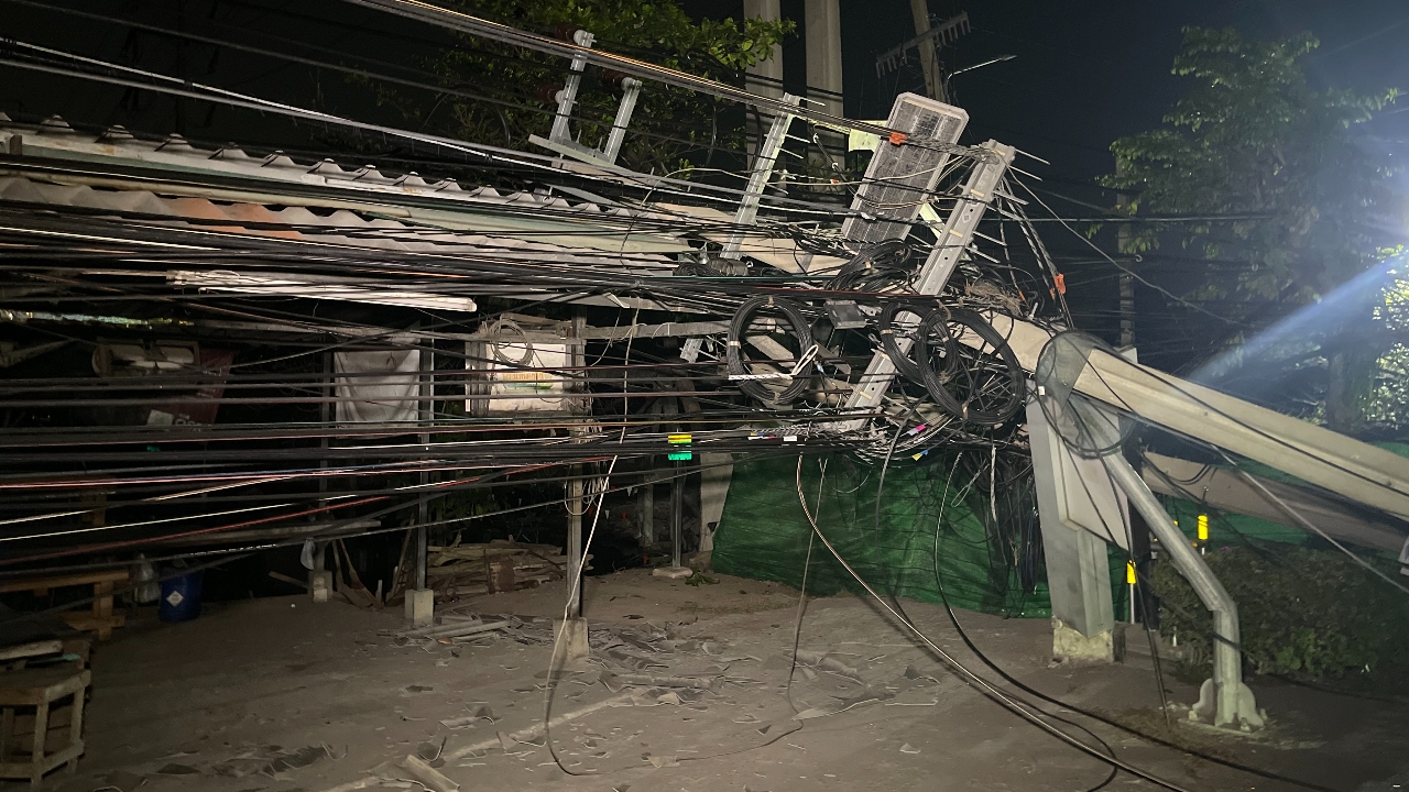 รถบรรทุกเกี่ยวสายไฟ ทางเข้านิคมบางปู รั้งเสาไฟฟ้าโค่น 70 ต้น ไฟดับเป็นวงกว้าง